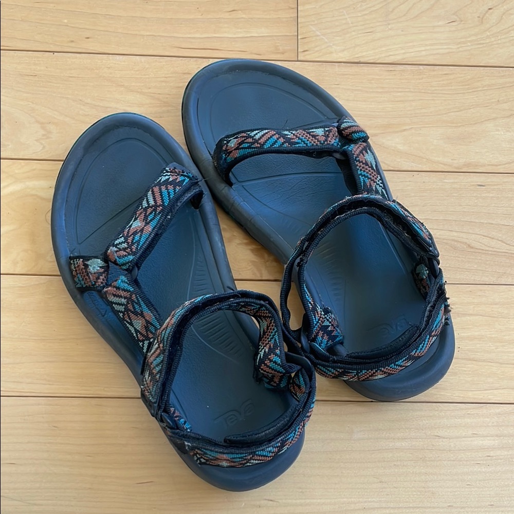 Teva size 7 women’s sandals multicolor